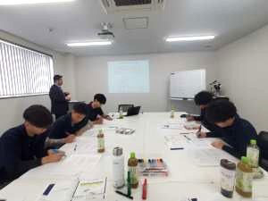 写真：記入する様子